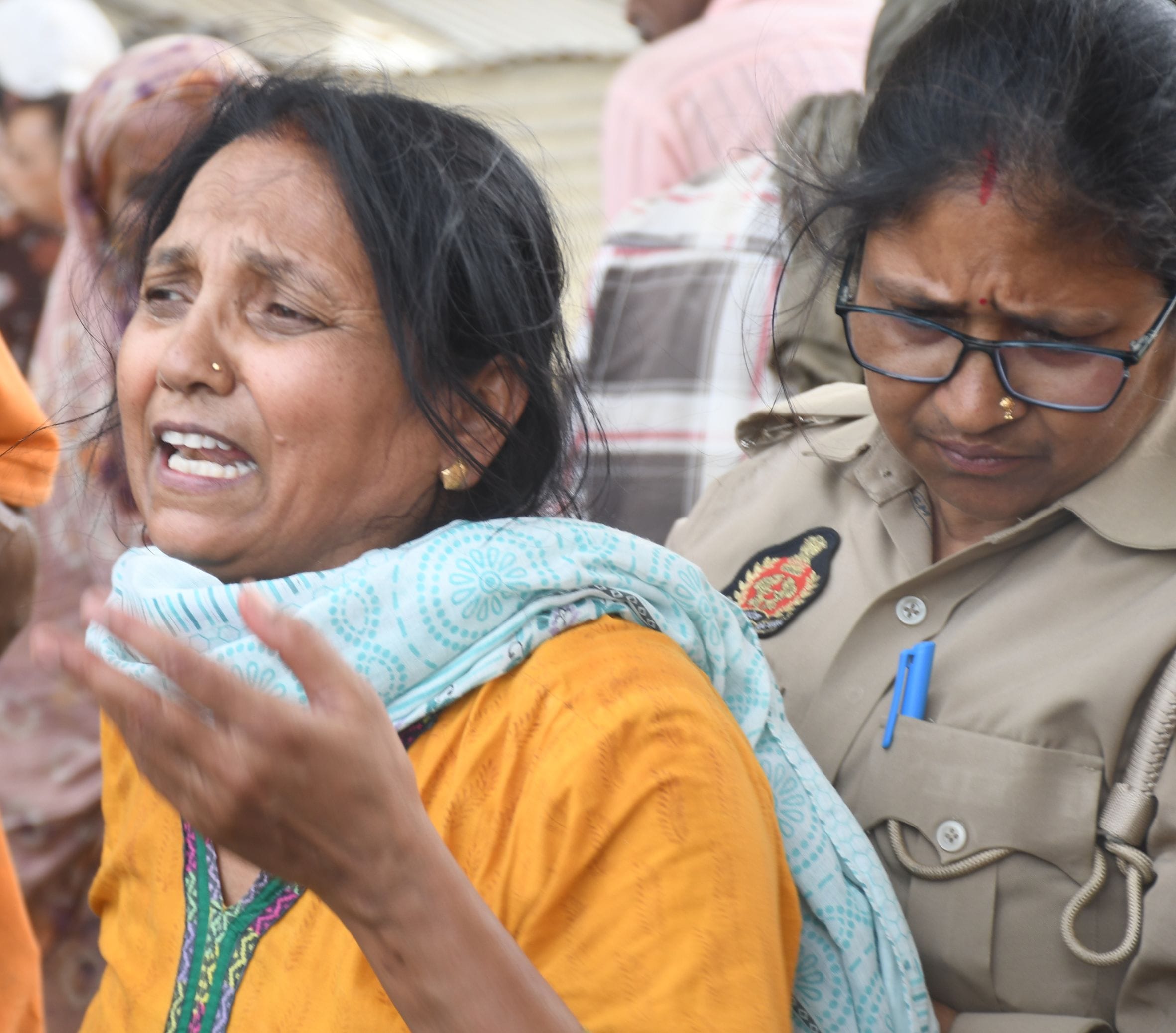 प्रखर की फाइल फोटो व उसके शव की तलाश करते गोताखोर और मौके पर मौजूद परिजन व भीड़।