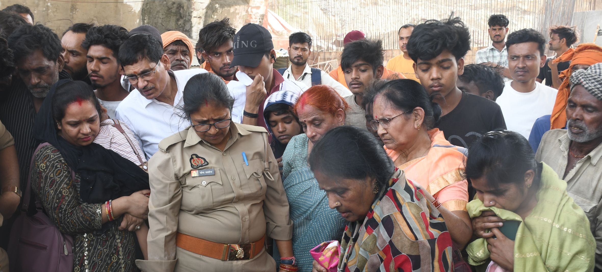 प्रखर की फाइल फोटो व उसके शव की तलाश करते गोताखोर और मौके पर मौजूद परिजन व भीड़।