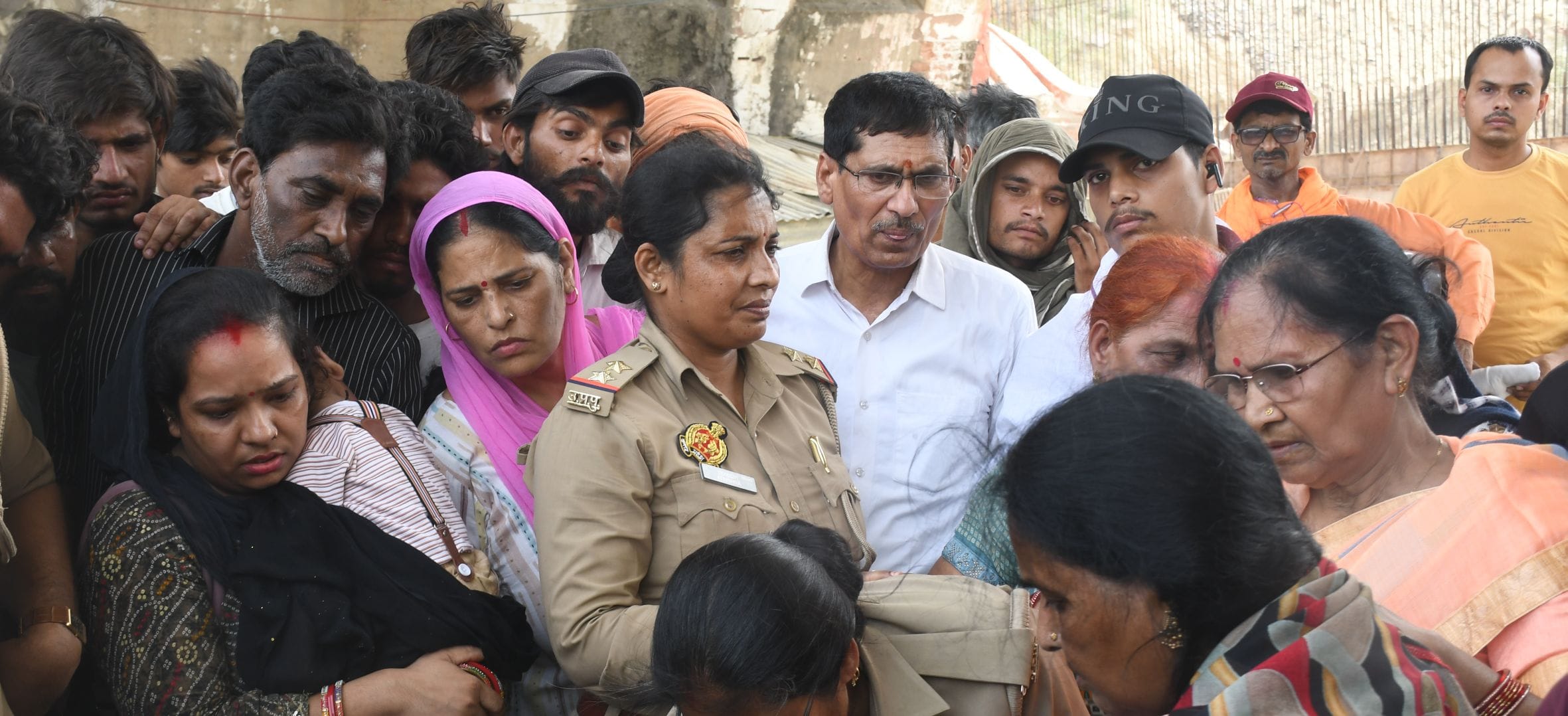 प्रखर की फाइल फोटो व उसके शव की तलाश करते गोताखोर और मौके पर मौजूद परिजन व भीड़।