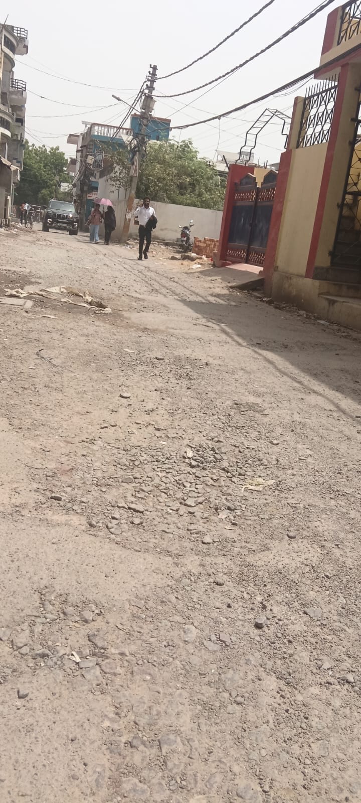 प्रदर्शन करते लोग और सड़क। प्रदर्शन करते लोग और सड़क।