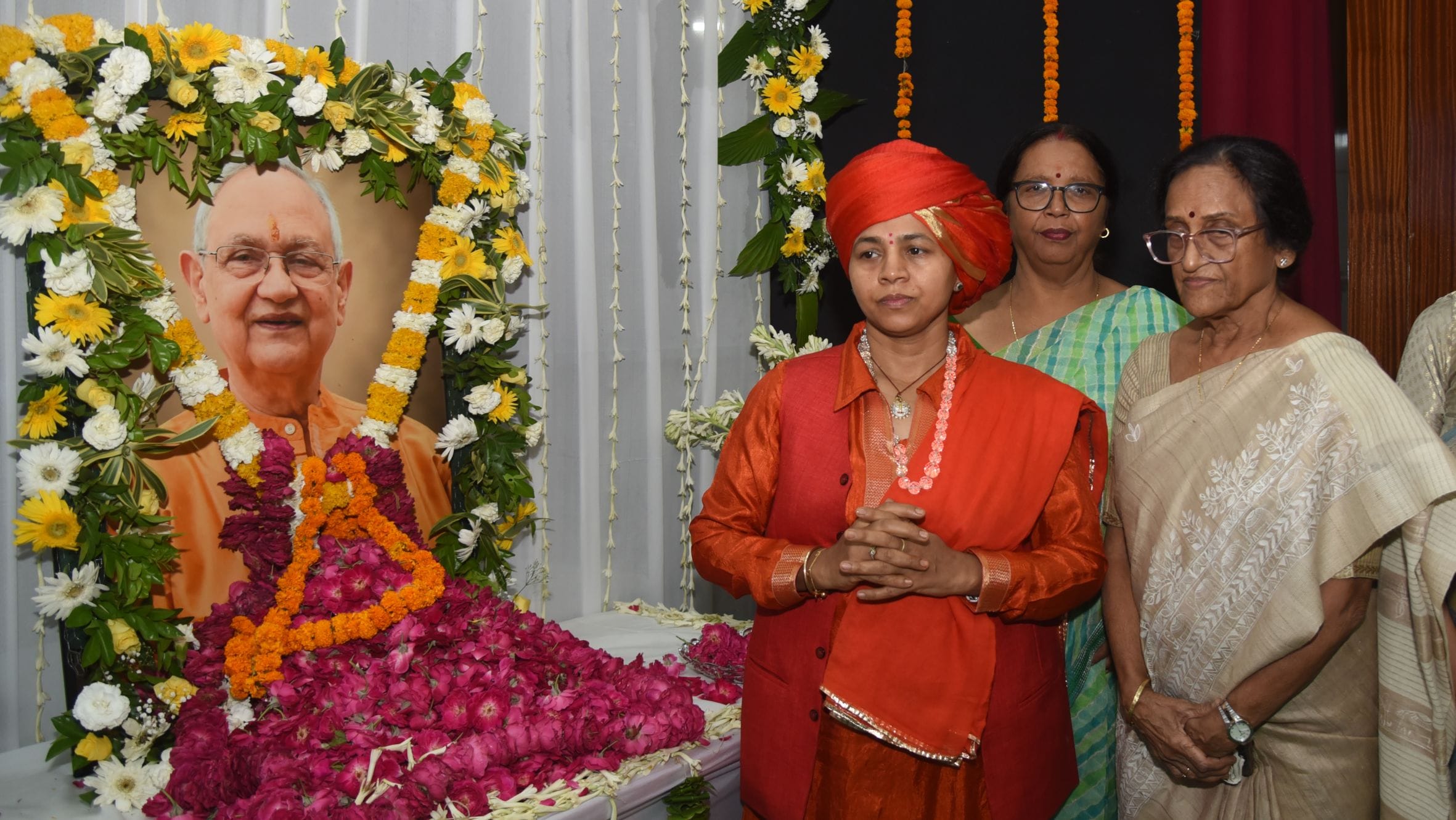 पूर्व कैबिनेट मंत्री के पति को दी श्रद्धांजलि