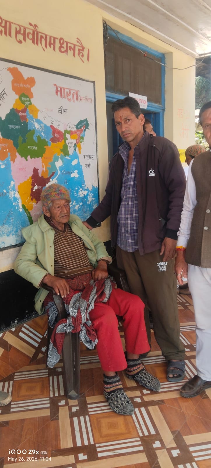 रामपुर के देवनगर पंचायत में मतदान करने पहुंची महिलाएं। संवाद रामपुर के देवनगर पंचायत में मतदान करने पहुंची महिलाएं। संवाद