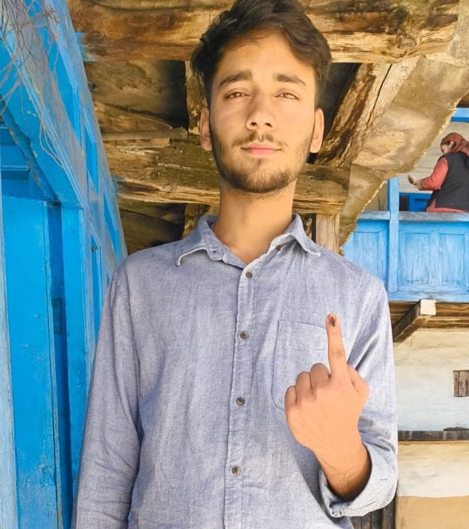रामपुर के देवनगर पंचायत में मतदान करने पहुंची महिलाएं। संवाद रामपुर के देवनगर पंचायत में मतदान करने पहुंची महिलाएं। संवाद