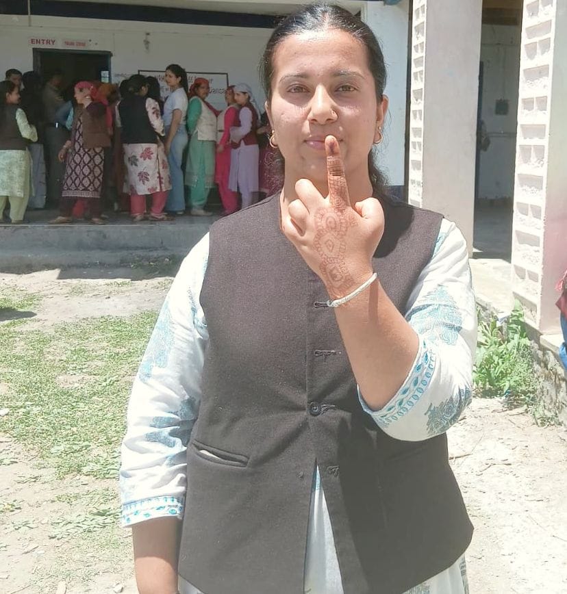 रामपुर के देवनगर पंचायत में मतदान करने पहुंची महिलाएं। संवाद रामपुर के देवनगर पंचायत में मतदान करने पहुंची महिलाएं। संवाद