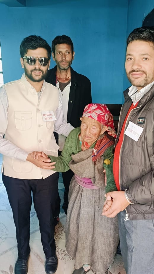 रामपुर के देवनगर पंचायत में मतदान करने पहुंची महिलाएं। संवाद रामपुर के देवनगर पंचायत में मतदान करने पहुंची महिलाएं। संवाद