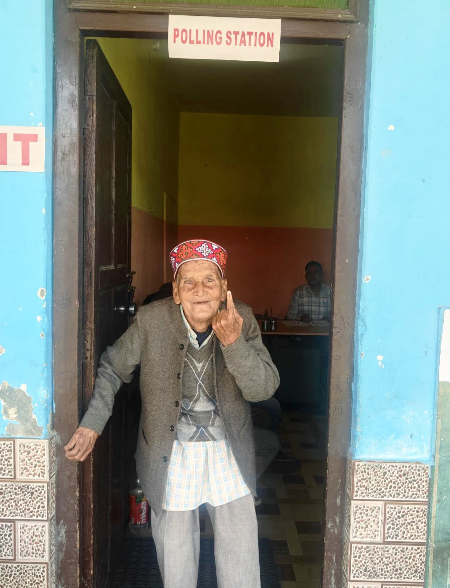रामपुर के देवनगर पंचायत में मतदान करने पहुंची महिलाएं। संवाद रामपुर के देवनगर पंचायत में मतदान करने पहुंची महिलाएं। संवाद