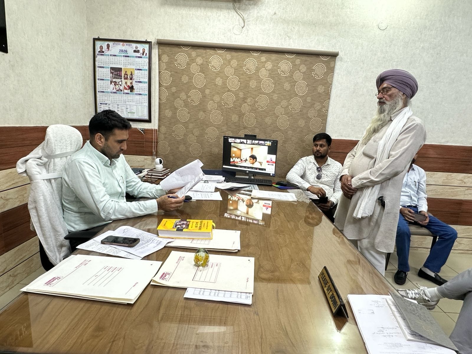 समाधान शिविर में लोगों की समस्याएं सुनते एसडीएम कैप्टन प्रमेश सिंह। समाधान शिविर में लोगों की समस्याएं सुनते एसडीएम कैप्टन प्रमेश सिंह।