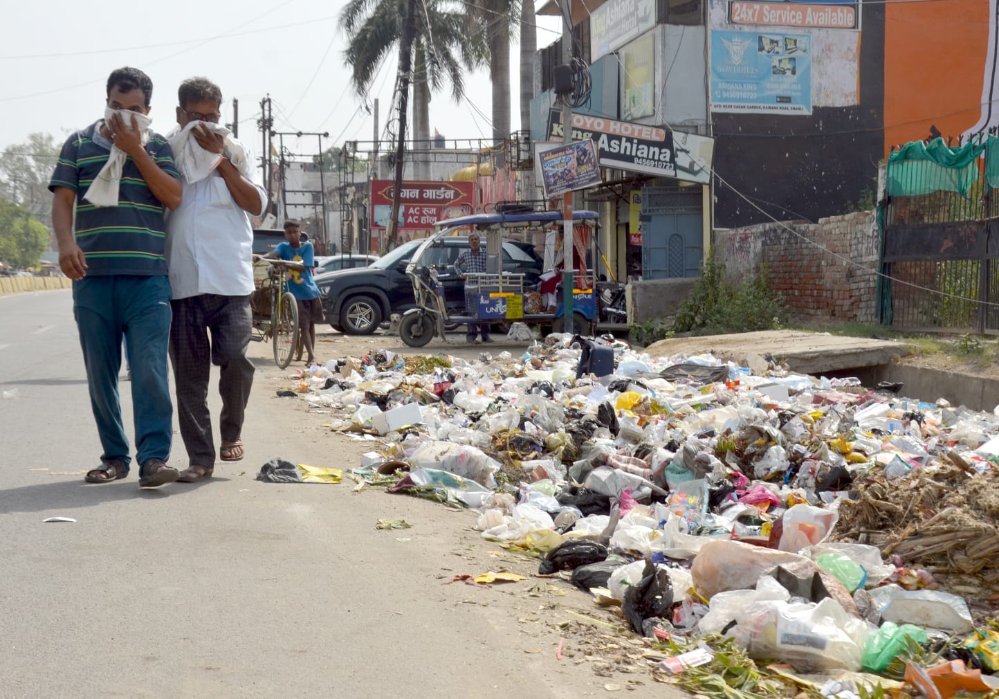 शामली नगर पालिका में धरना प्रदर्शन करते सफाई कर्मचारी ।  संवाद