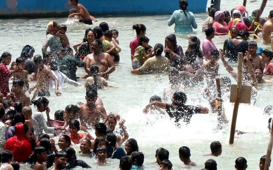 तपती रेत पर कपड़े की छांव का सहारा...बिजनौर बैराज पर गंगा की रेत पर भीषण गर्मी में श्रमिक ने यू