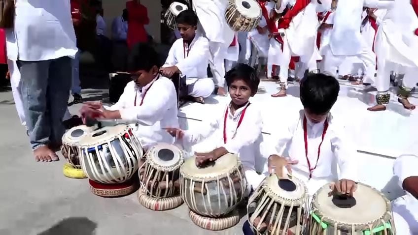 तपती धूप में नृत्य आराधना जारी तपती धूप में नृत्य आराधना जारी