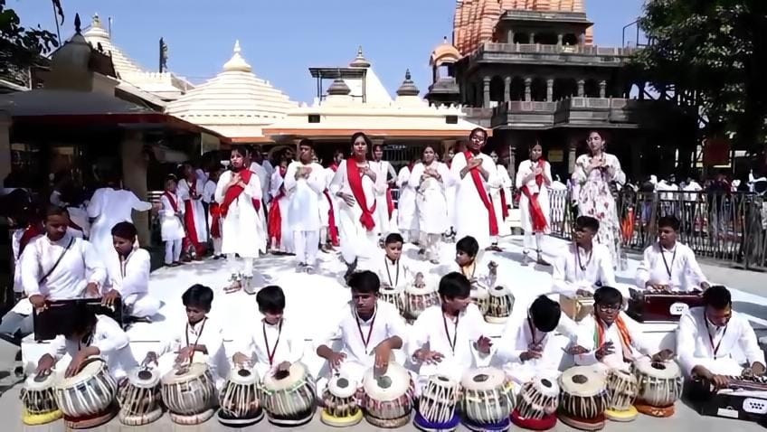 तपती धूप में नृत्य आराधना जारी तपती धूप में नृत्य आराधना जारी
