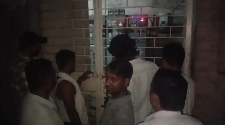 दिल्ली रोड बिजलीघर पर रात के समय खड़े लोग। स्रोत वीडियो ग्रैब दिल्ली रोड बिजलीघर पर रात के समय खड़े लोग। स्रोत वीडियो ग्रैब