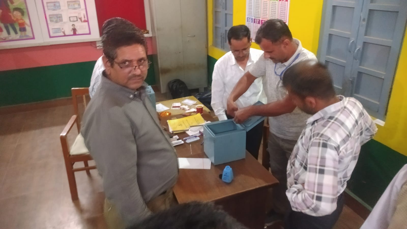 ददाहू में 90 वर्षीय बुजुर्ग वोटर को कुर्सी पर उठाकर मतदान करने ले जाते परिजन। संवाद ददाहू में 90 वर्षीय बुजुर्ग वोटर को कुर्सी पर उठाकर मतदान करने ले जाते परिजन। संवाद