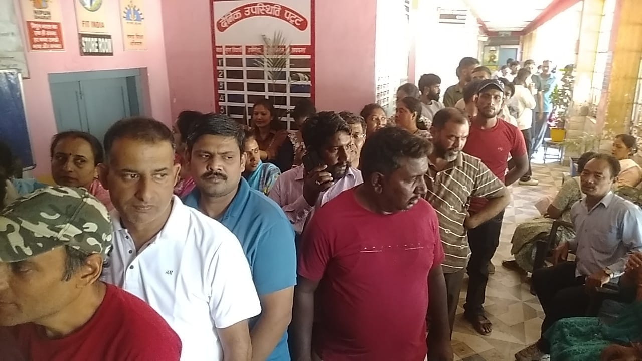 ददाहू में 90 वर्षीय बुजुर्ग वोटर को कुर्सी पर उठाकर मतदान करने ले जाते परिजन। संवाद ददाहू में 90 वर्षीय बुजुर्ग वोटर को कुर्सी पर उठाकर मतदान करने ले जाते परिजन। संवाद