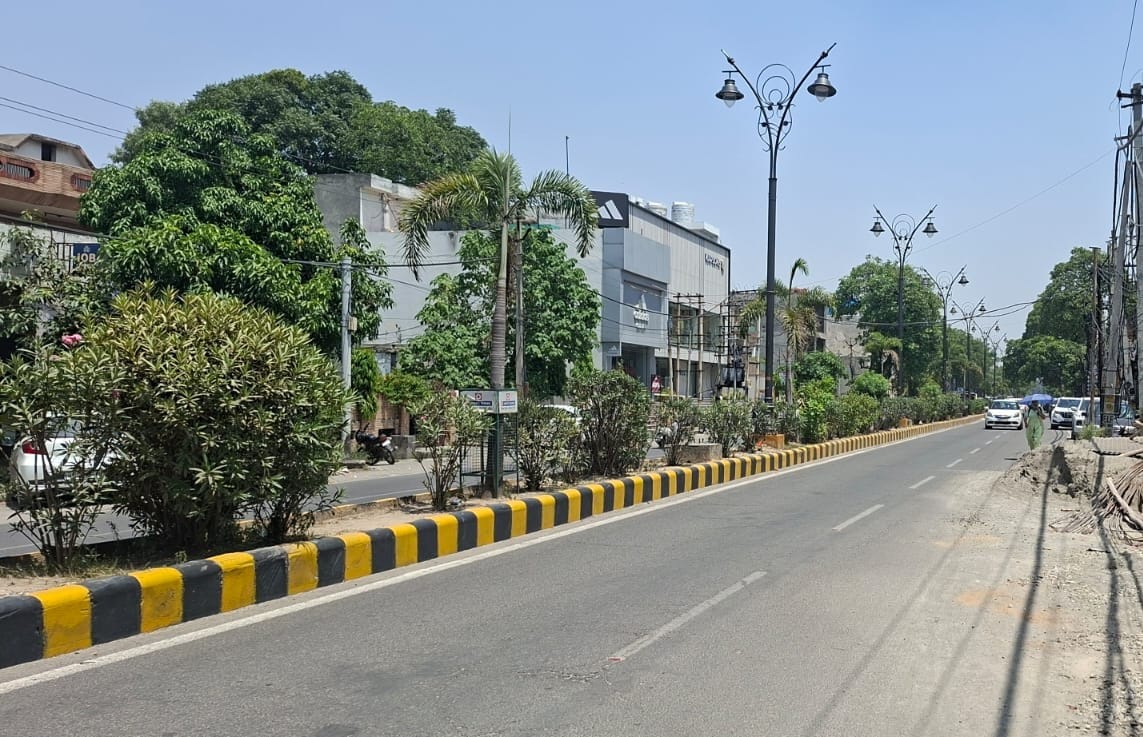 धूप से बचने के लिए छतरी लेकर गोबिंदपुरी रोड से गुजरती महिला। संवाद धूप से बचने के लिए छतरी लेकर गोबिंदपुरी रोड से गुजरती महिला। संवाद