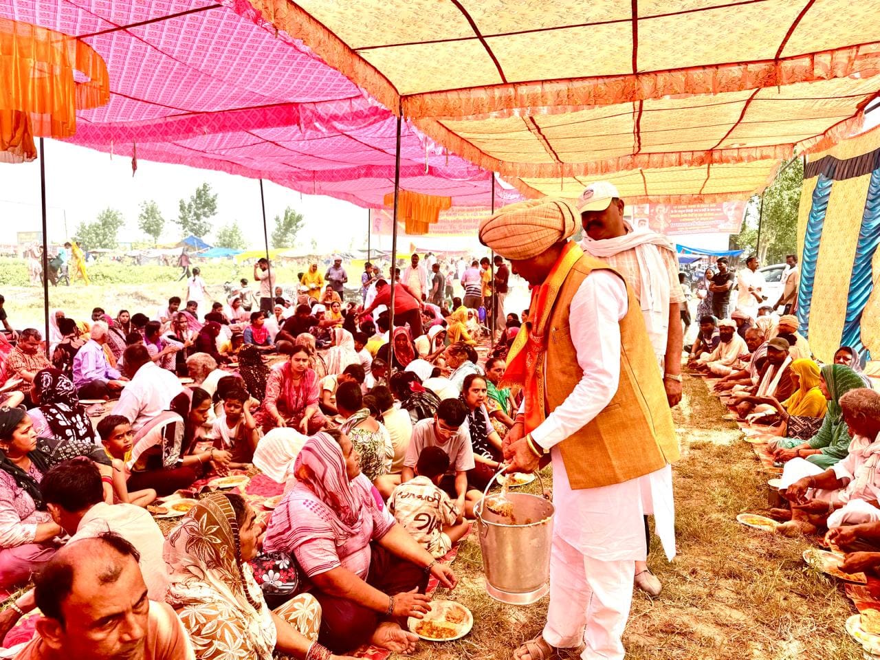 यमुना नदी के किनारे पूजन कर प्रसाद चढ़ाते श्रद्वालु। संवाद यमुना नदी के किनारे पूजन कर प्रसाद चढ़ाते श्रद्वालु। संवाद