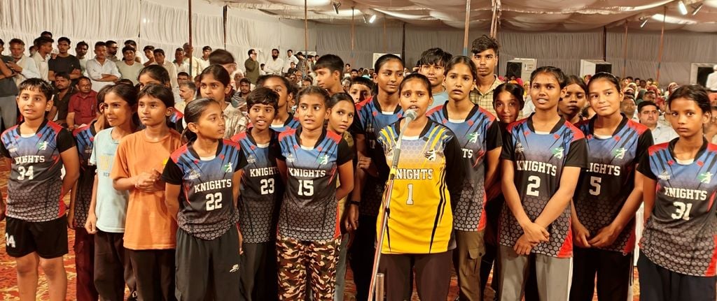 26जेएनडी04: प्रशासन के रात्रि ठहराव के दौरान ग्रामीण अपनी समस्याएं रखते हुए। स्रोत : प्रशासन 26जेएनडी04: प्रशासन के रात्रि ठहराव के दौरान ग्रामीण अपनी समस्याएं रखते हुए। स्रोत : प्रशासन