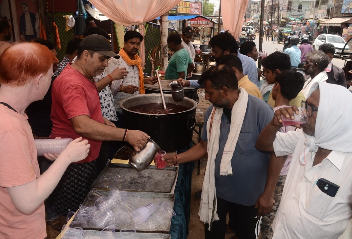 अंबेडकर चौराहे पर लोगों को शरबत बांटते भाजपा नेता सुनील मौर्या। संवाद