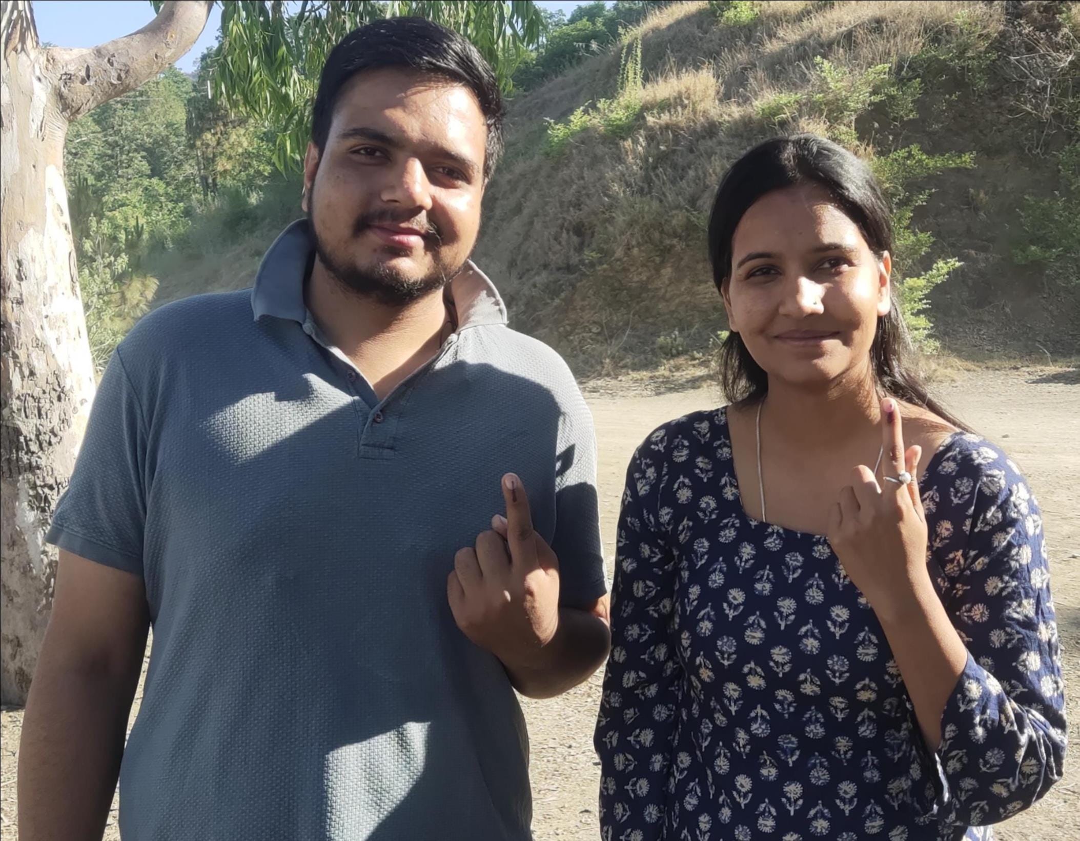 बढलग पंचायत से निर्मला देवी 65 वर्षीय और सुलोचना देवी 58 वर्षीय मतदान के बाद चुनाव चिंह दिखाते बढलग पंचायत से निर्मला देवी 65 वर्षीय और सुलोचना देवी 58 वर्षीय मतदान के बाद चुनाव चिंह दिखाते