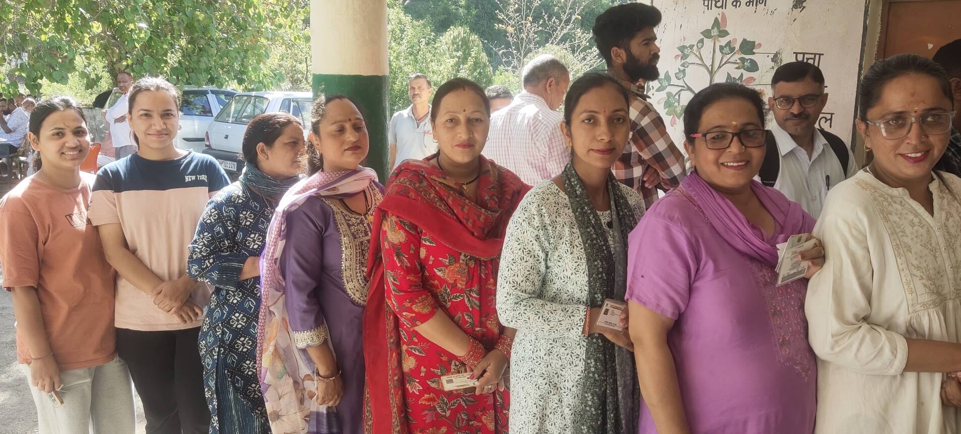 बढलग पंचायत से निर्मला देवी 65 वर्षीय और सुलोचना देवी 58 वर्षीय मतदान के बाद चुनाव चिंह दिखाते बढलग पंचायत से निर्मला देवी 65 वर्षीय और सुलोचना देवी 58 वर्षीय मतदान के बाद चुनाव चिंह दिखाते