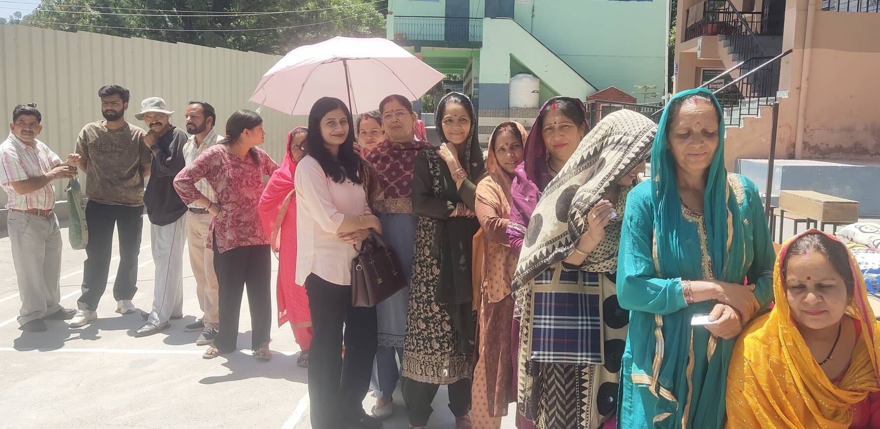 बढलग पंचायत से निर्मला देवी 65 वर्षीय और सुलोचना देवी 58 वर्षीय मतदान के बाद चुनाव चिंह दिखाते बढलग पंचायत से निर्मला देवी 65 वर्षीय और सुलोचना देवी 58 वर्षीय मतदान के बाद चुनाव चिंह दिखाते