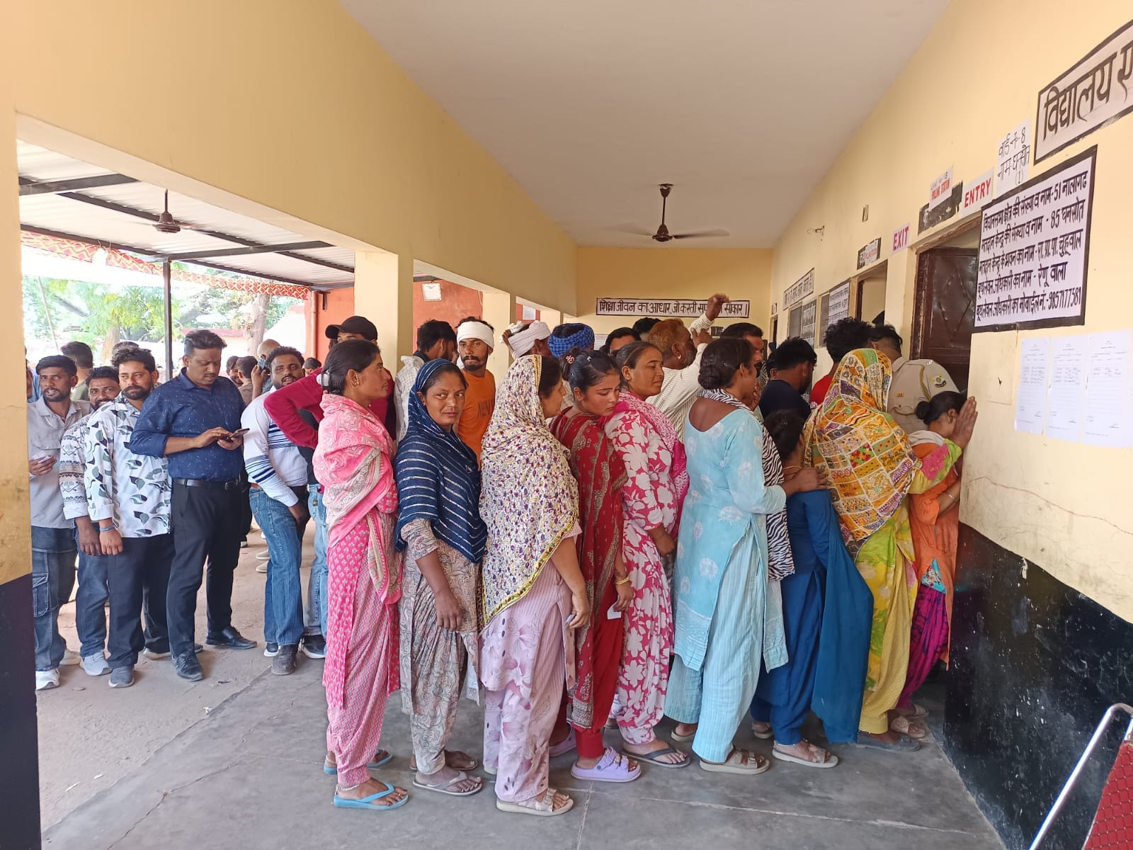 भटोली कलां पंचायत में लोग वोट डालते हुए- संवाद। भटोली कलां पंचायत में लोग वोट डालते हुए- संवाद।