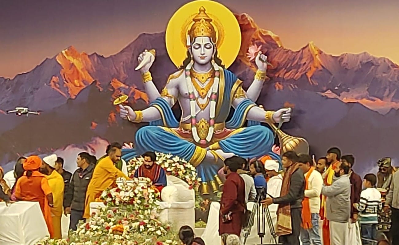 बदरीनाथ में कथा स्थल के लिए जाते बागेश्वर धाम के धीरेंद्र शास्त्री। स्रोत: जागरुक पाठक बदरीनाथ में कथा स्थल के लिए जाते बागेश्वर धाम के धीरेंद्र शास्त्री। स्रोत: जागरुक पाठक