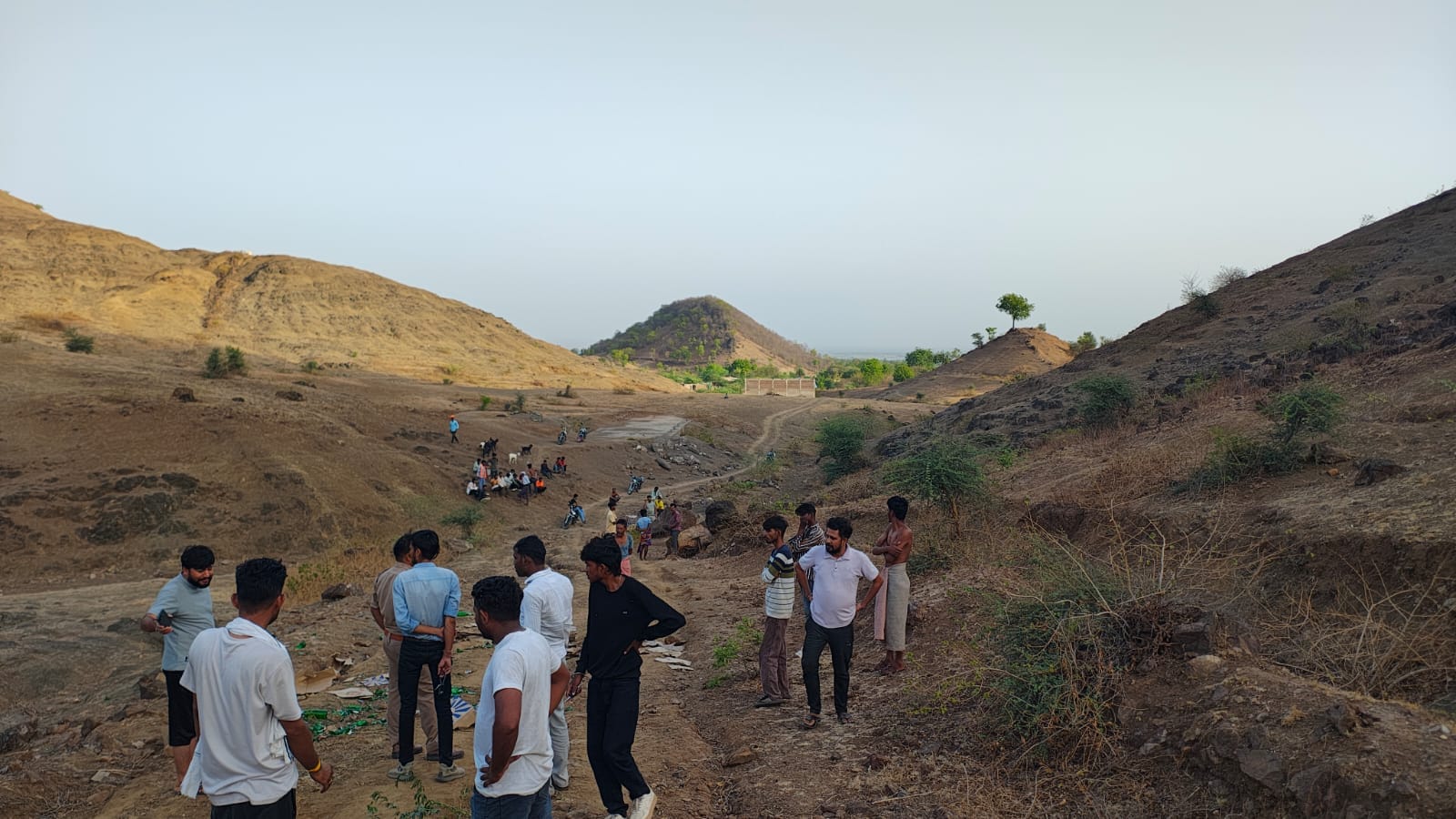 घटना की जानकारी देते शराब ठेकेदार