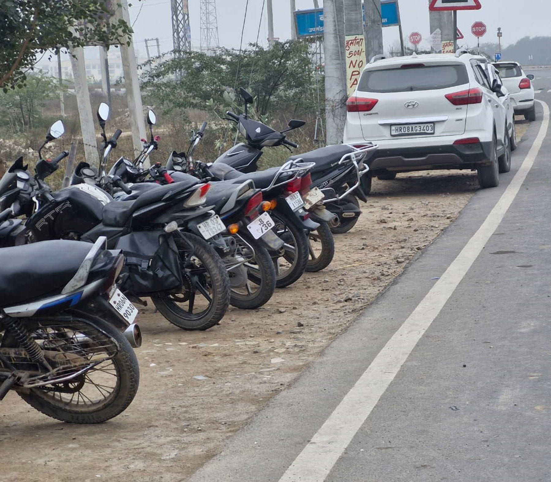 चंडीगढ़-हिसार मार्ग पर वाहन चालकों द्वारा की गई वाहनों की पार्किंग की तस्वीरें