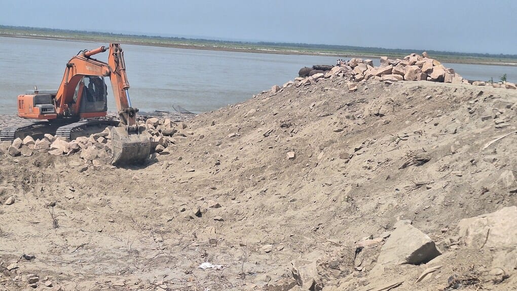 छितौनी तटबंध पर चल रहा मरम्मत कार्य छितौनी तटबंध पर चल रहा मरम्मत कार्य