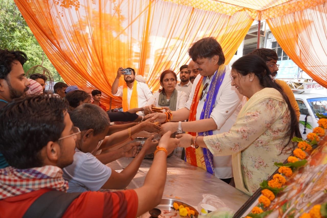 डॉ. राजेश्वर सिंह ने प्रसाद सेवा, सुंदरकांड पाठ और विशाल भंडारों में हुए शामिल डॉ. राजेश्वर सिंह ने प्रसाद सेवा, सुंदरकांड पाठ और विशाल भंडारों में हुए शामिल