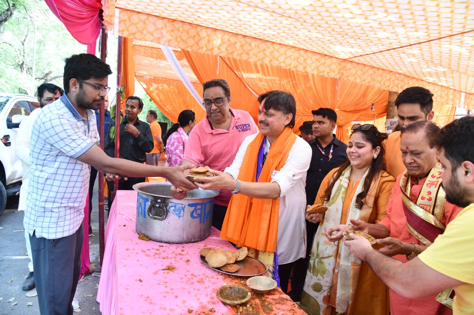 डॉ. राजेश्वर सिंह ने प्रसाद सेवा, सुंदरकांड पाठ और विशाल भंडारों में हुए शामिल डॉ. राजेश्वर सिंह ने प्रसाद सेवा, सुंदरकांड पाठ और विशाल भंडारों में हुए शामिल