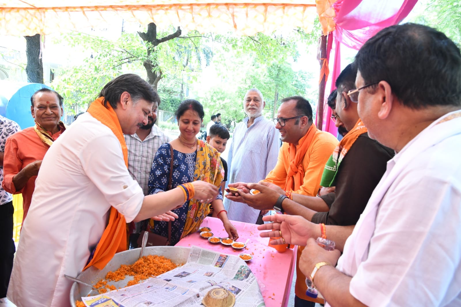 डॉ. राजेश्वर सिंह ने प्रसाद सेवा, सुंदरकांड पाठ और विशाल भंडारों में हुए शामिल डॉ. राजेश्वर सिंह ने प्रसाद सेवा, सुंदरकांड पाठ और विशाल भंडारों में हुए शामिल