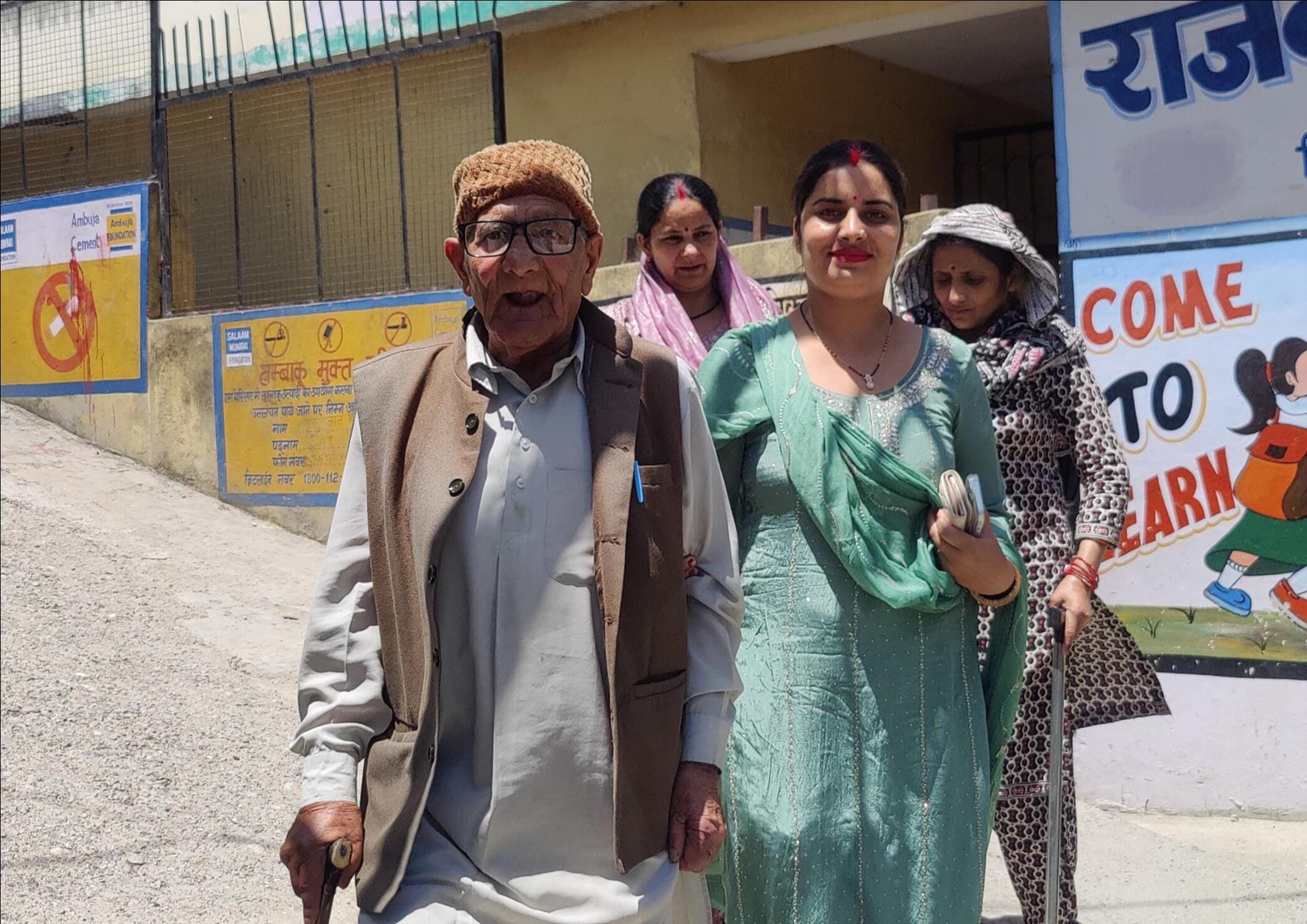 डांगरी पंचायत के कायलर गांव की 96 वर्षीय बुजुर्ग शांता देवी।