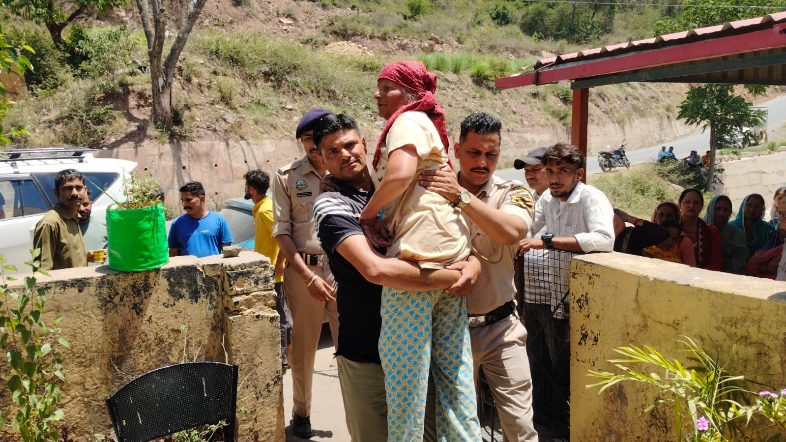 डांगरी पंचायत के कायलर गांव की 96 वर्षीय बुजुर्ग शांता देवी।
