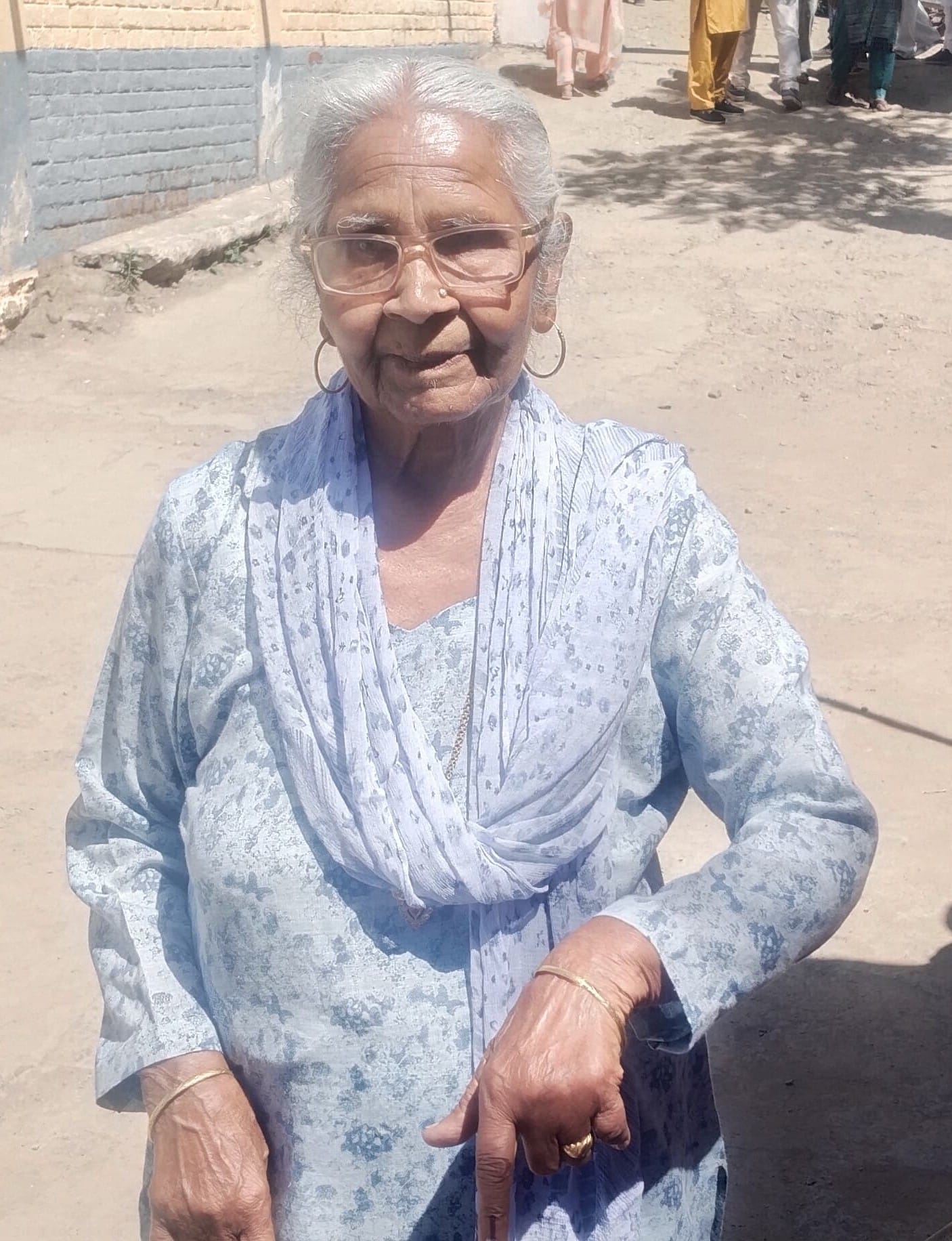 डांगरी पंचायत के कायलर गांव की 96 वर्षीय बुजुर्ग शांता देवी।