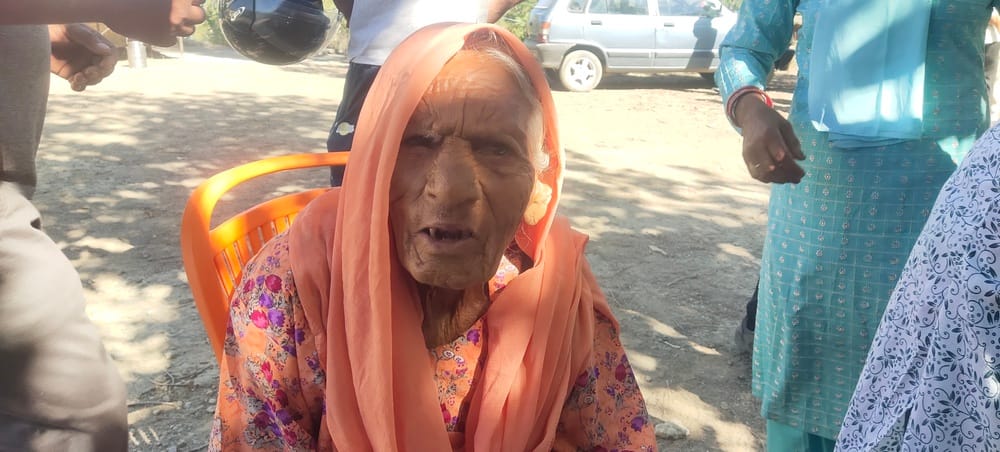 डांगरी पंचायत के कायलर गांव की 96 वर्षीय बुजुर्ग शांता देवी।
