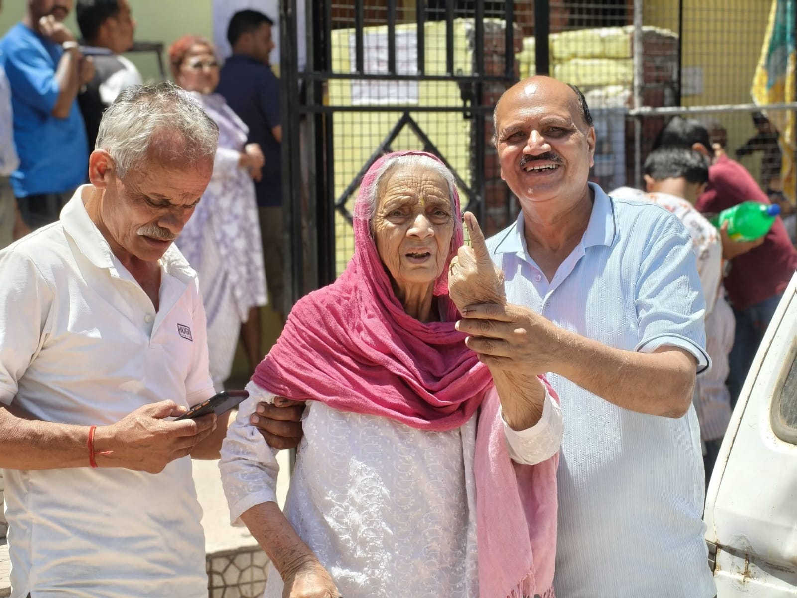 डांगरी पंचायत के कायलर गांव की 96 वर्षीय बुजुर्ग शांता देवी।