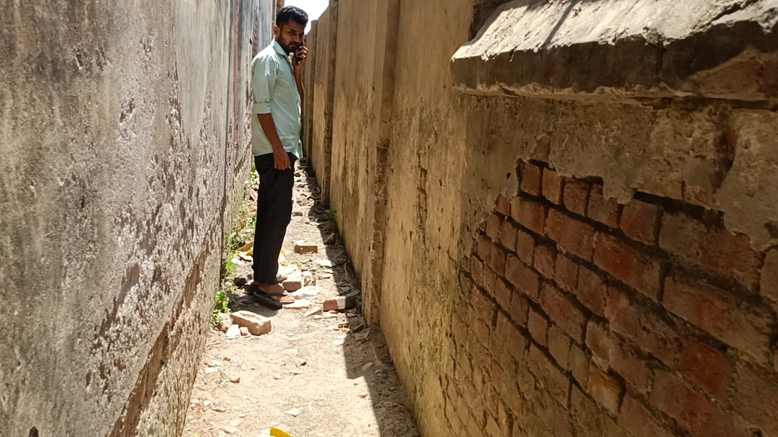 फोटो-13 पीसीएफ गोदाम की वह खिड़की जिससे निकाली गई खाद। संवाद फोटो-13 पीसीएफ गोदाम की वह खिड़की जिससे निकाली गई खाद। संवाद