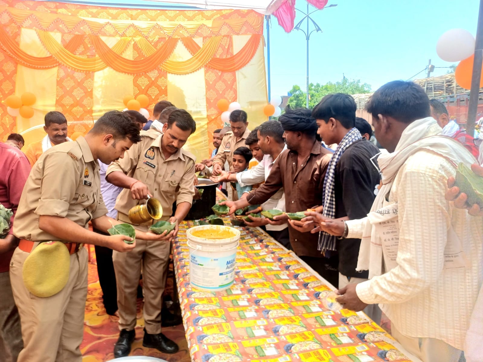 फोटो-14- शहर में बड़ा चौराहा के पास भंडारे में प्रसाद वितरित करते श्रद्धालु। इस दौरान विजय शंकर