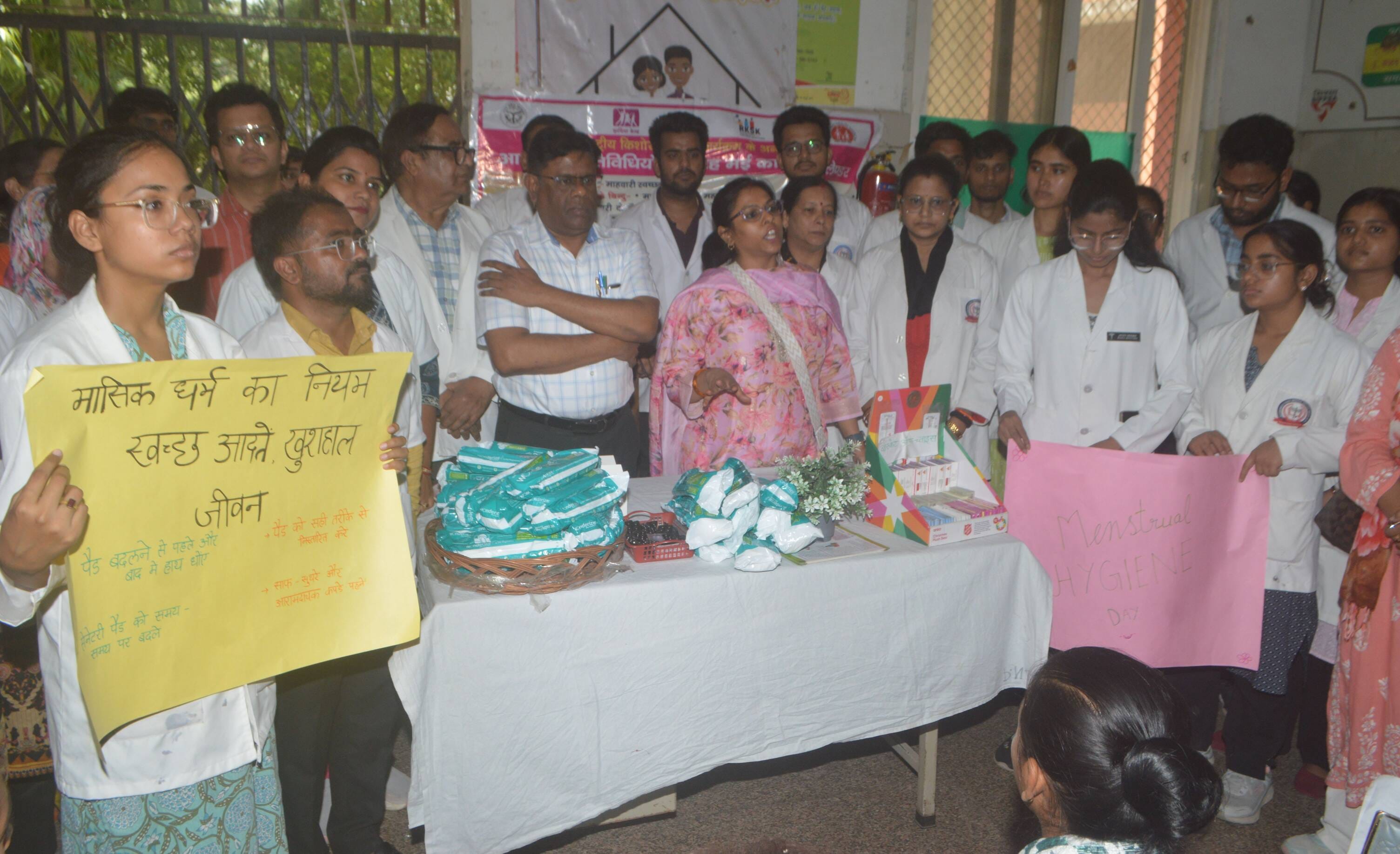 फोटो-14- शहर में बड़ा चौराहा के पास भंडारे में प्रसाद वितरित करते श्रद्धालु। इस दौरान विजय शंकर