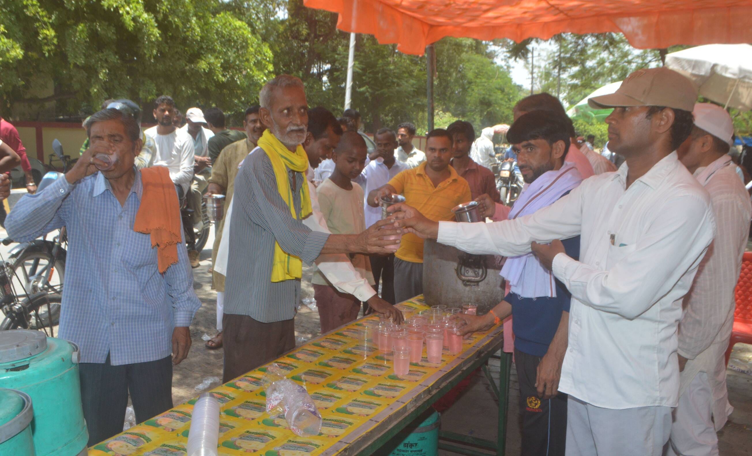 फोटो-14- शहर में बड़ा चौराहा के पास भंडारे में प्रसाद वितरित करते श्रद्धालु। इस दौरान विजय शंकर