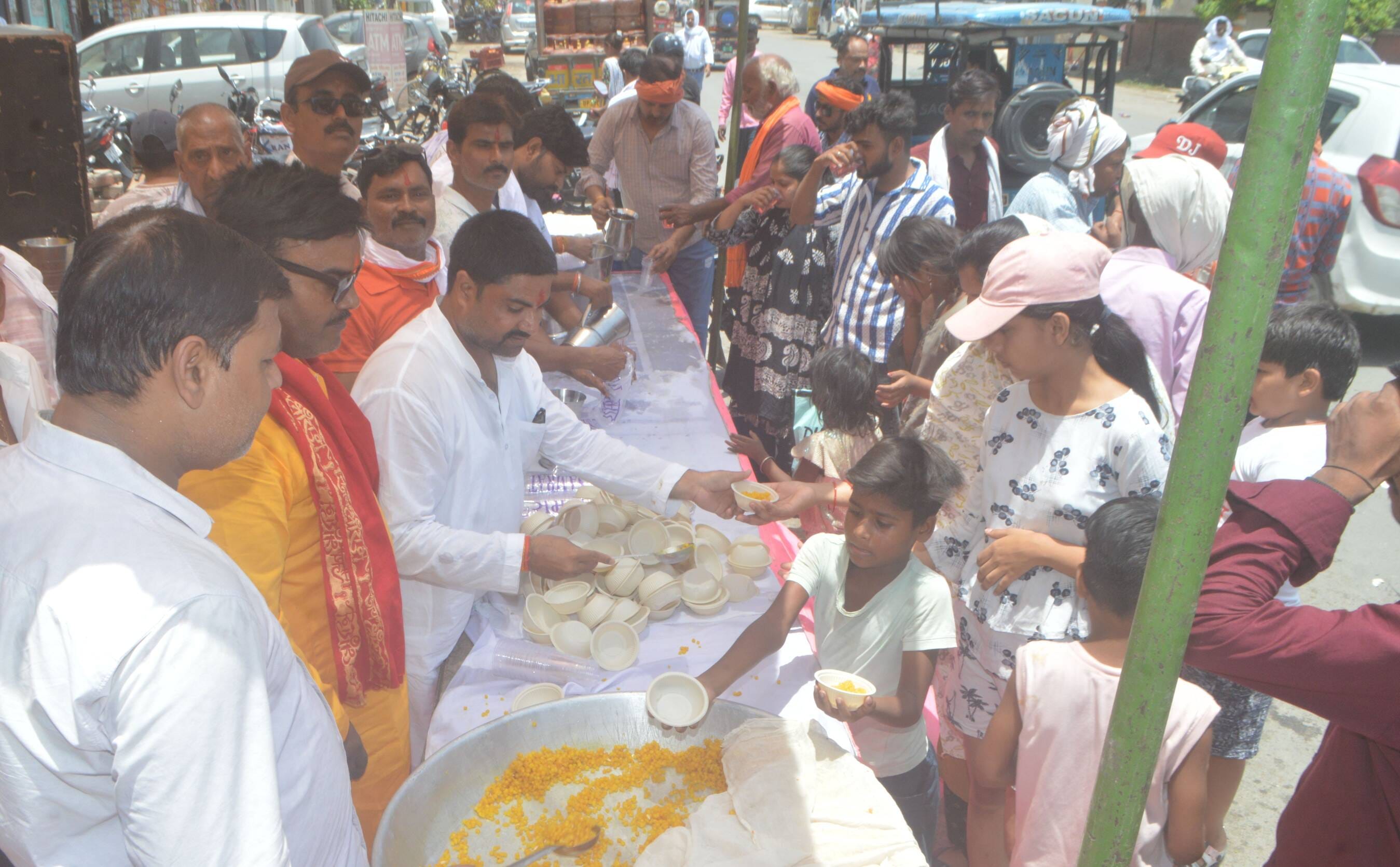 फोटो-14- शहर में बड़ा चौराहा के पास भंडारे में प्रसाद वितरित करते श्रद्धालु। इस दौरान विजय शंकर