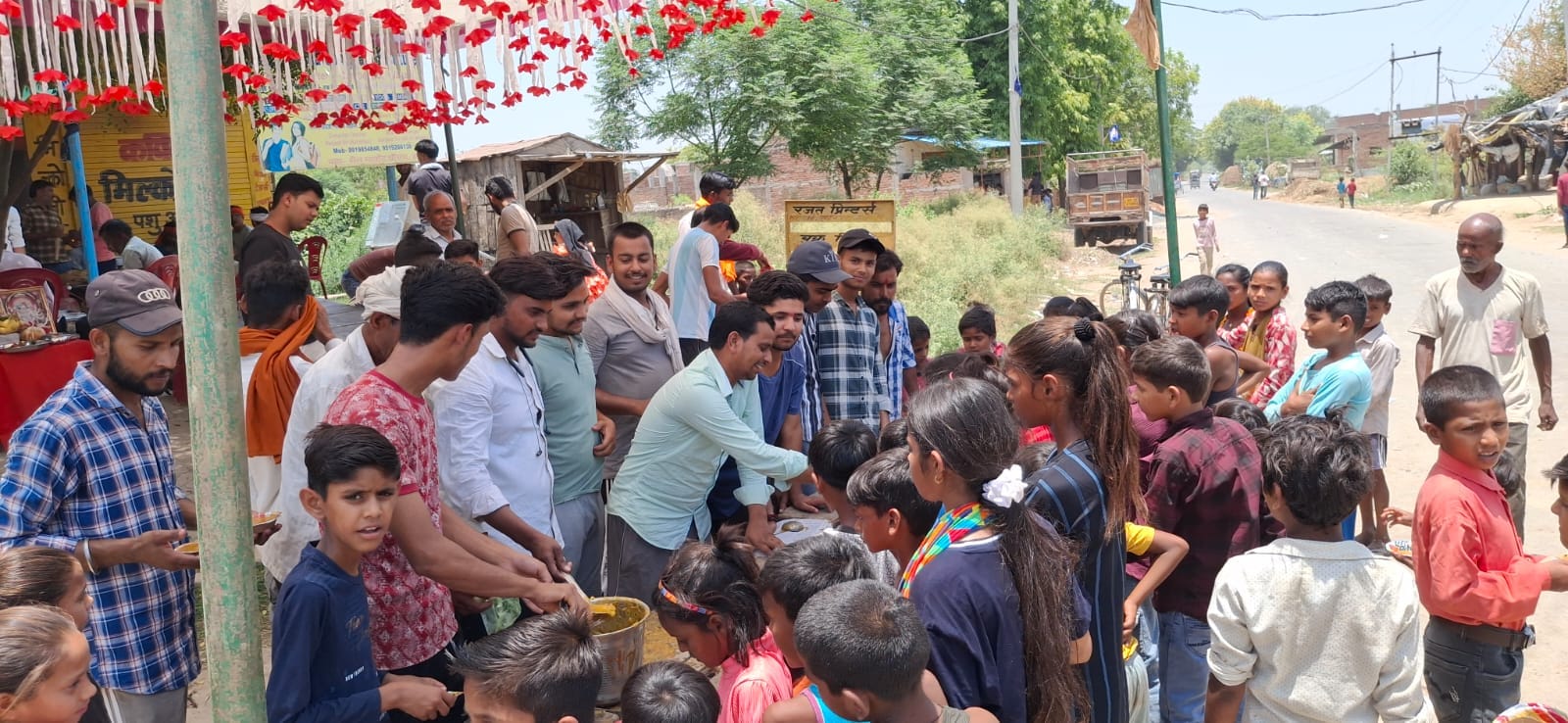फोटो-14- शहर में बड़ा चौराहा के पास भंडारे में प्रसाद वितरित करते श्रद्धालु। इस दौरान विजय शंकर