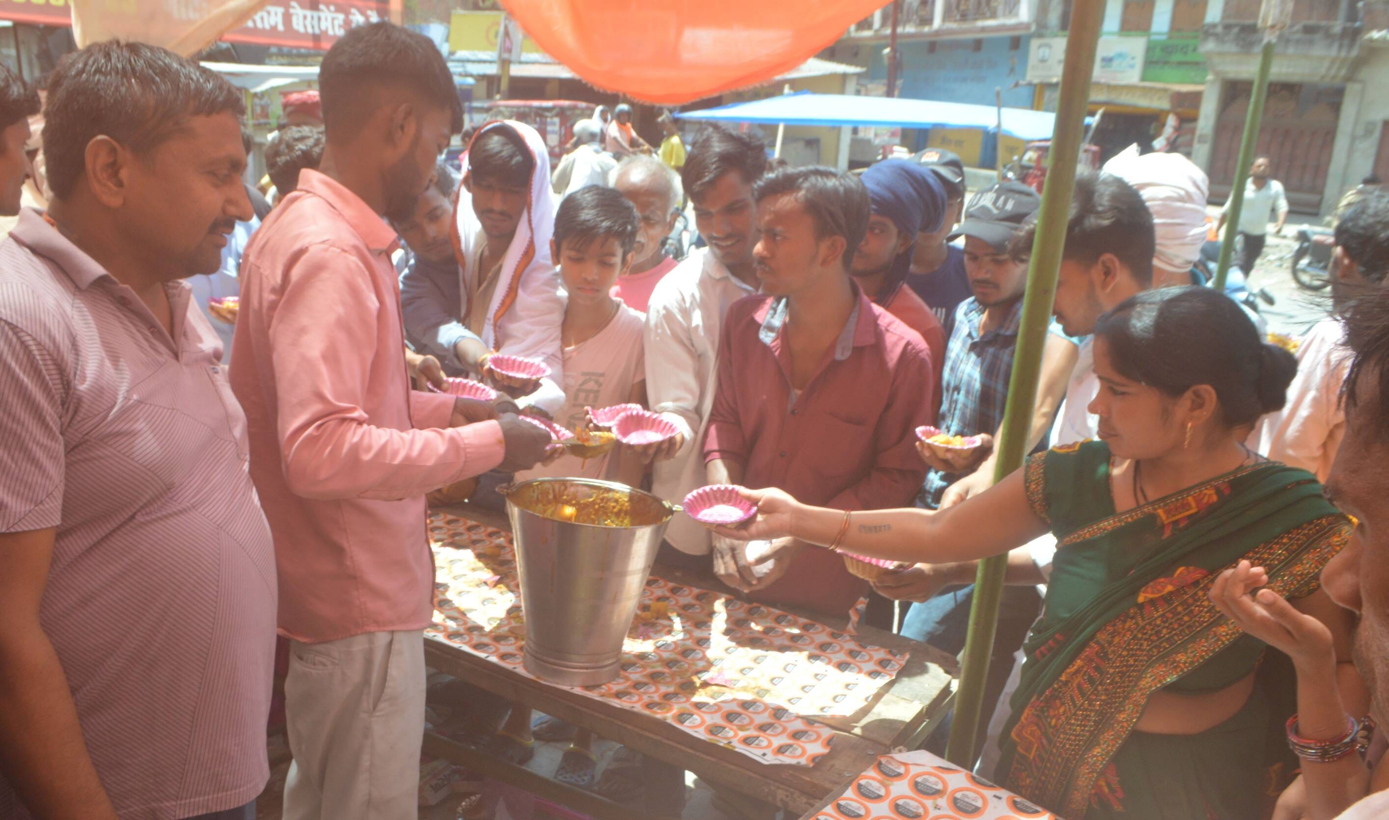 फोटो-14- शहर में बड़ा चौराहा के पास भंडारे में प्रसाद वितरित करते श्रद्धालु। इस दौरान विजय शंकर