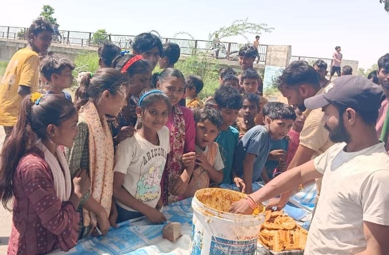 फोटो-14- शहर में बड़ा चौराहा के पास भंडारे में प्रसाद वितरित करते श्रद्धालु। इस दौरान विजय शंकर