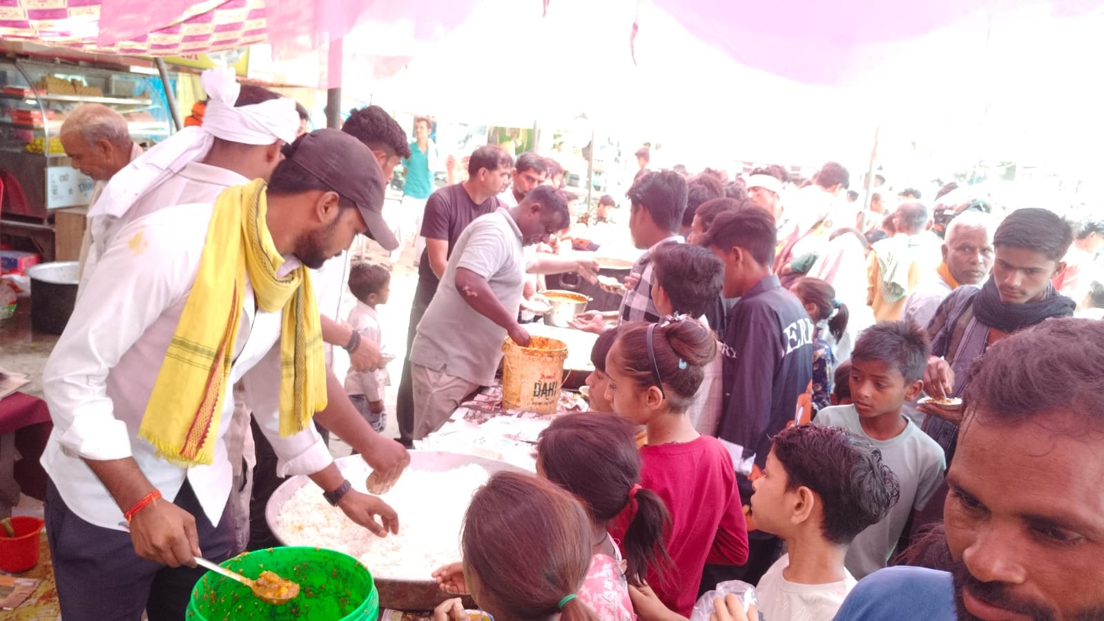 फोटो-14- शहर में बड़ा चौराहा के पास भंडारे में प्रसाद वितरित करते श्रद्धालु। इस दौरान विजय शंकर