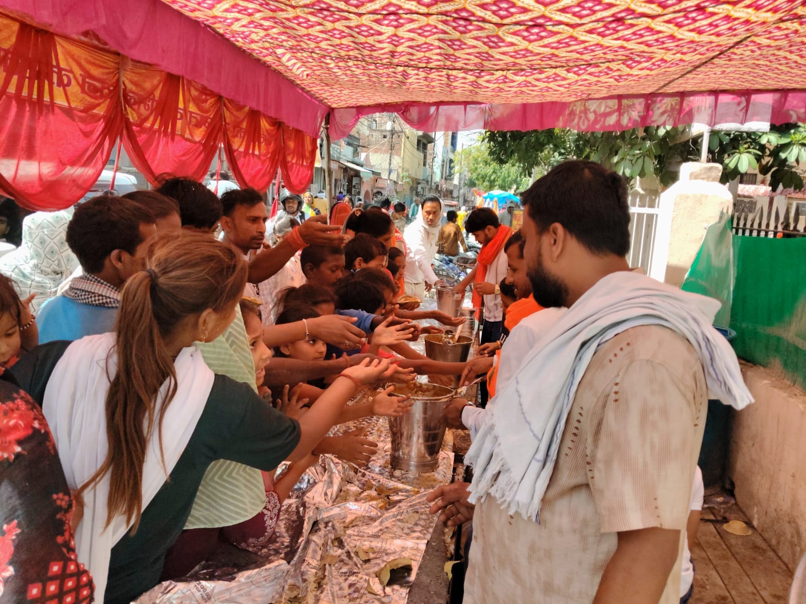 फोटो-14- शहर में बड़ा चौराहा के पास भंडारे में प्रसाद वितरित करते श्रद्धालु। इस दौरान विजय शंकर