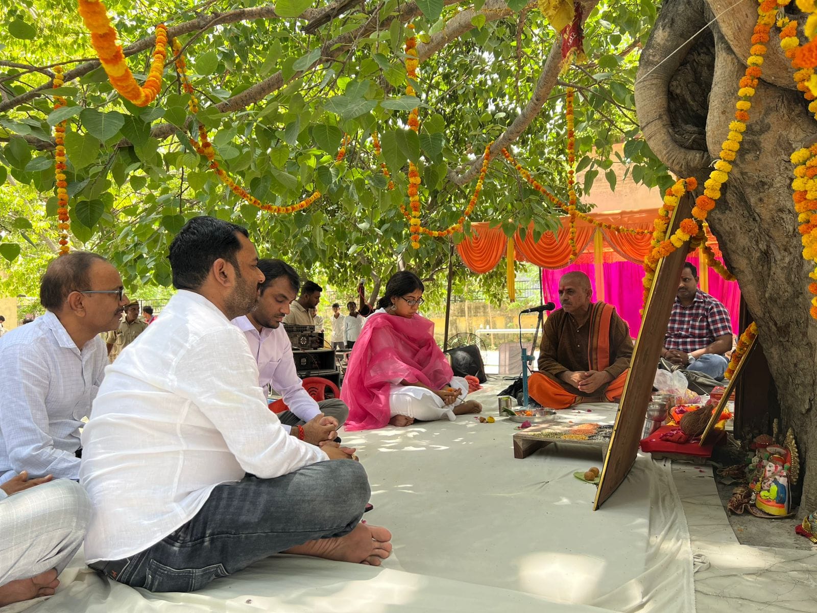 फोटो-14- शहर में बड़ा चौराहा के पास भंडारे में प्रसाद वितरित करते श्रद्धालु। इस दौरान विजय शंकर