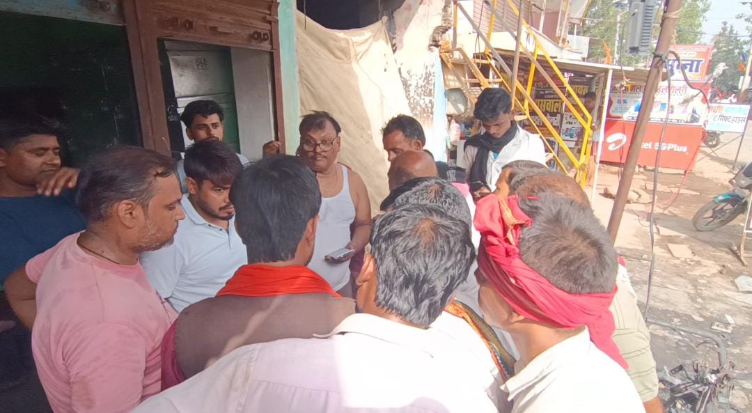 फोटो - 17 आग बुूझाने का प्रयास करते स्थानीय लोग। संवाद